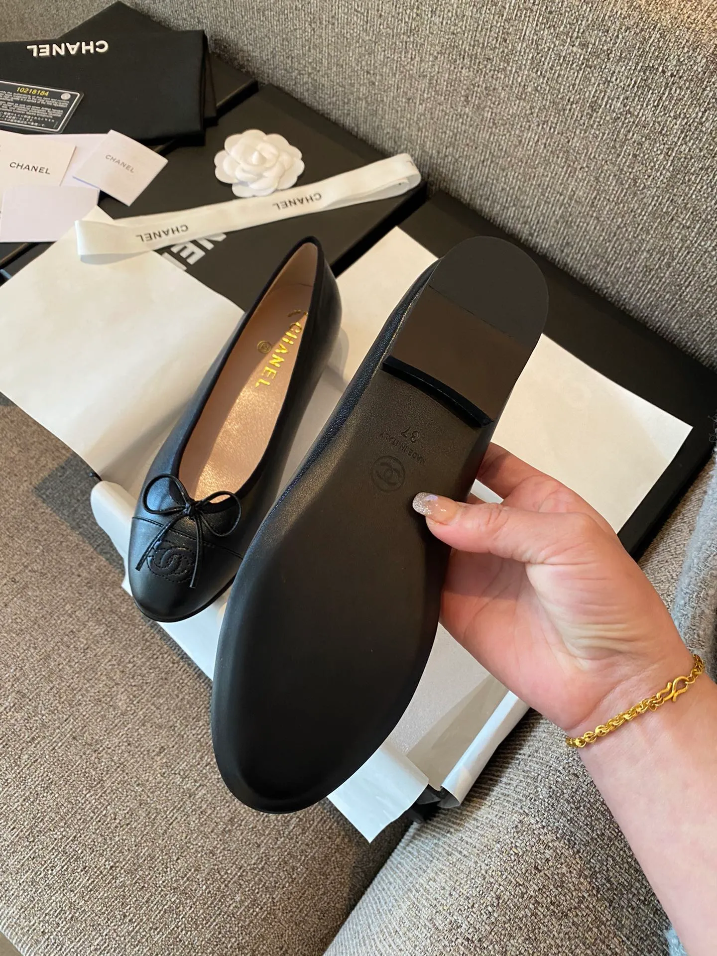 👟👟Ex-factory price 440👟👟 CHANEL ballet shoes... The classic style is versatile in all seasons♥️♥️Many Internet celebrities have demonstrated it personally... Simple color matching... Delicate little round toe... Classic small bow... Deep mouth bag bare foot shape ⚠️⚠️ CHANEL original customization, patent leather/mixed sheepskin/diamond surface/wool fabric and other uppers...Full sheepskin lining...ITALY genuine leather outsole 34-42 standard code (41.42 customized)